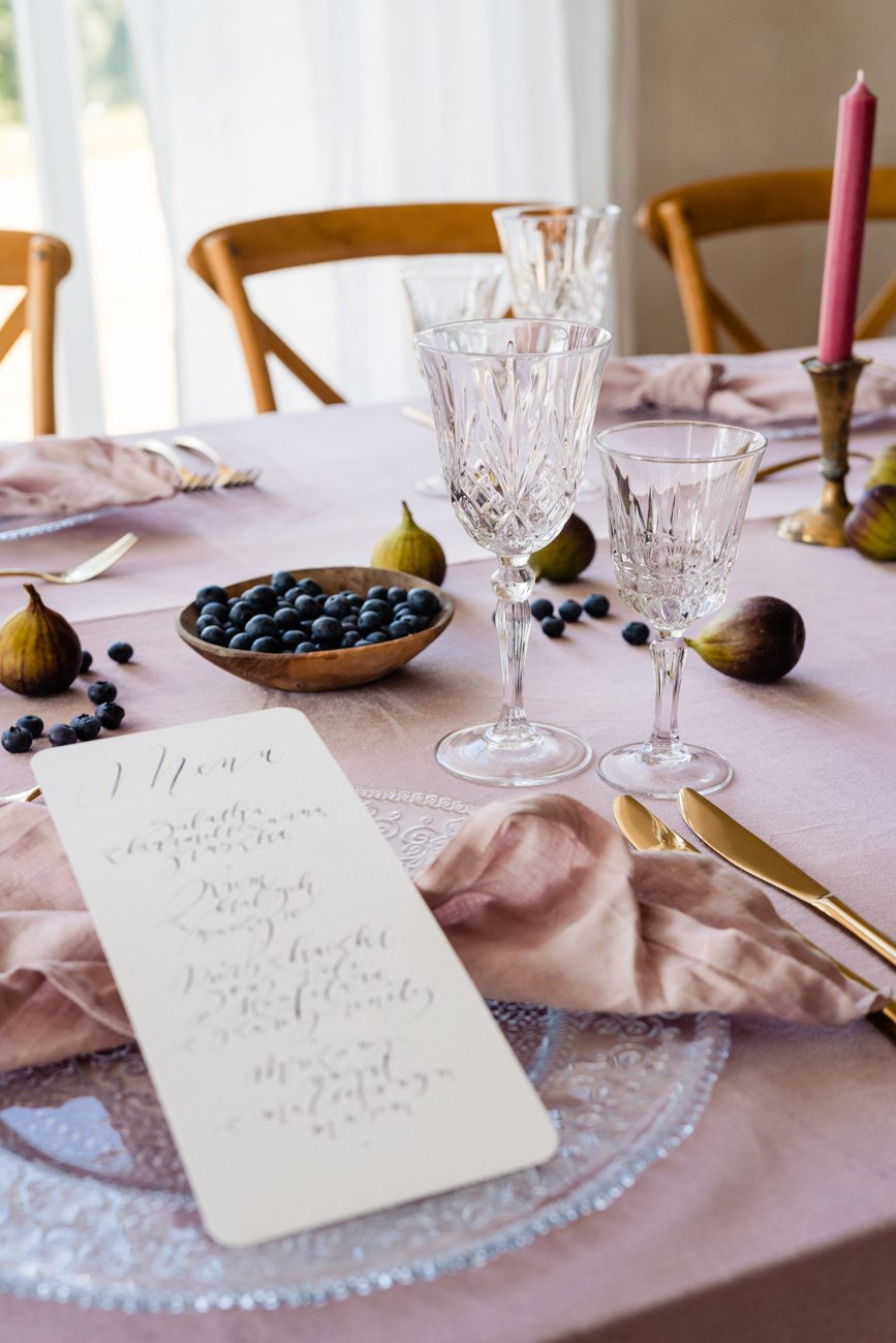stol slubny bez kwiatow z rozowym obrusem i owocami jako dekoracja minimalistyczne zaproszenia slubne zdjecia slubne monika bloom warszawa