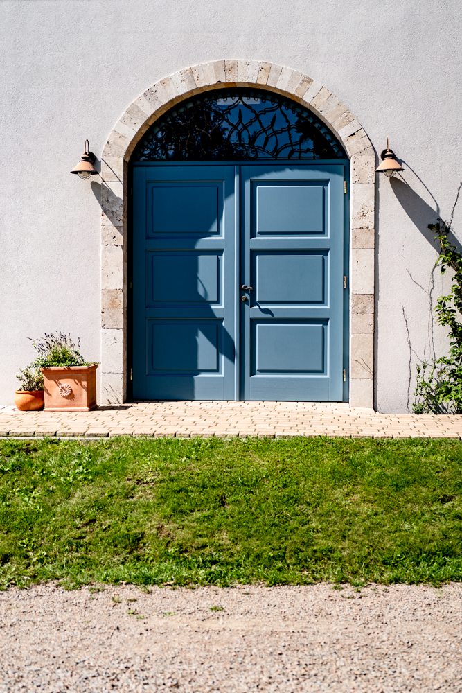 wesele w toskanii mozliwe w polsce - piekne drewniane niebieskie drzwi